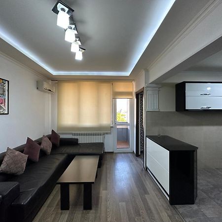 Yeznik Koghbatsi - Amiryan Crossroads 1 Bedroom Comfy Apartment With Balcony Ko100 Yerevan Exterior photo